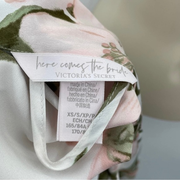 Victoria's Secret floral robe - Picture 4 of 6